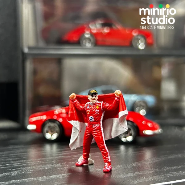 Figure F1 Charles Leclerc cầm cờ
